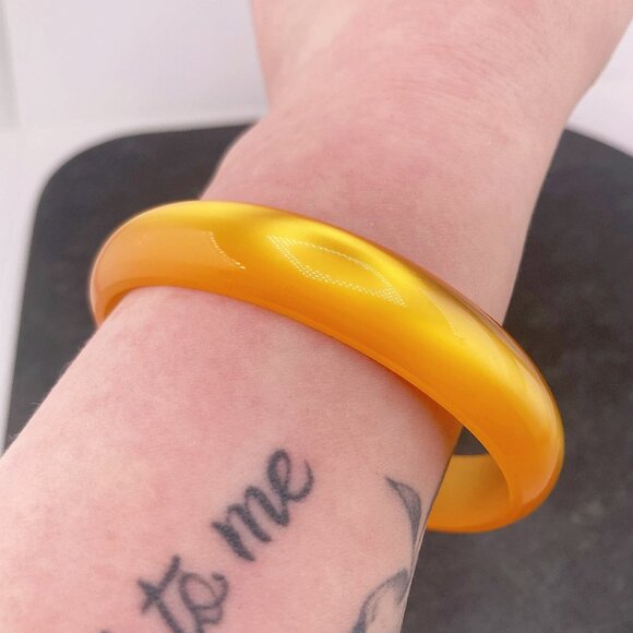 VINTAGE Dark golden yellow moonglow plastic bangle bracelet 1950s 1960s jewelry - Picture 1 of 6